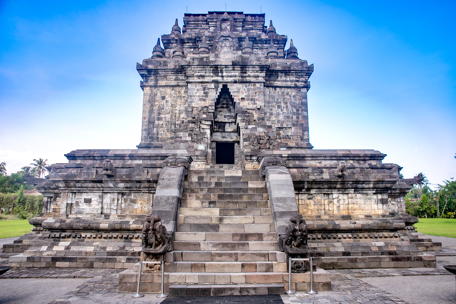 Pawon Java Indonesia: Java - Candi Pawon and Candi Mendut - Hoblets On The Go